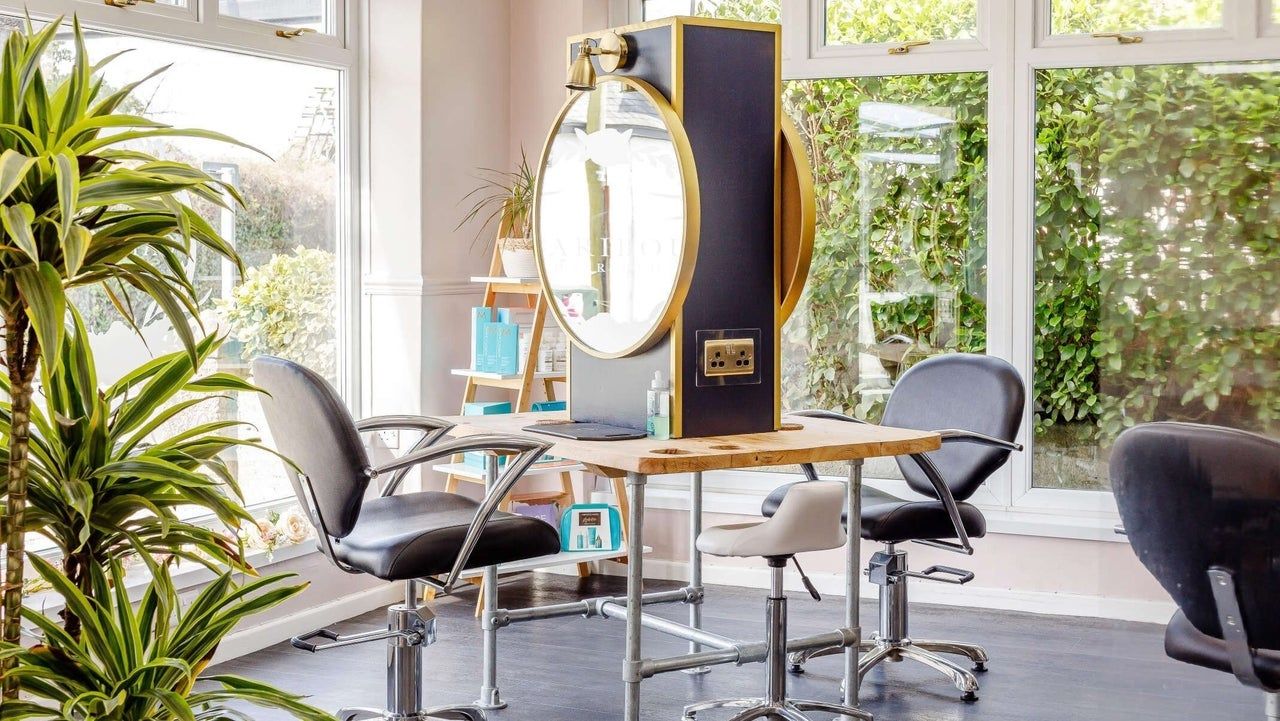 Styling stations with round mirrors by the windows